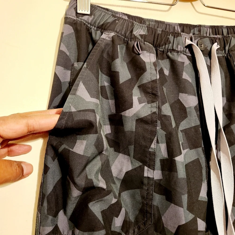 FIGS | Men's Black & Gray Camouflage Cargo Jogger Medical Scrubs Pants (Size XS)
